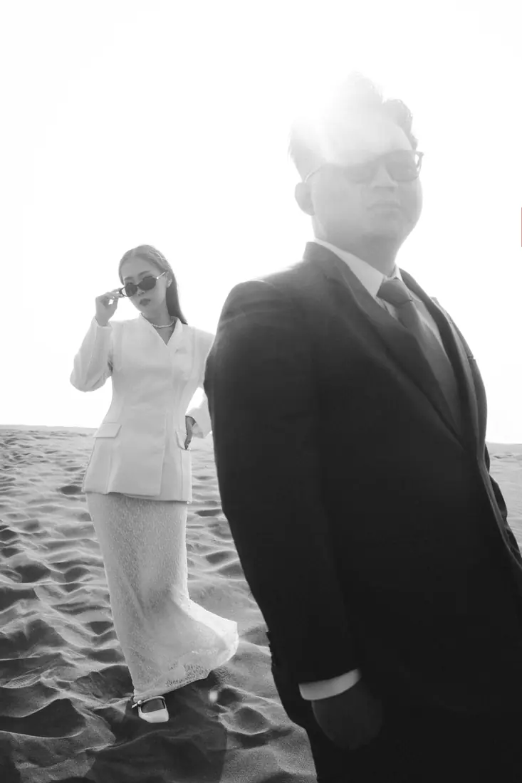 Irfan and Stephanie on the dunes, black and white