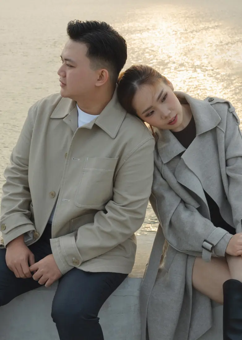 Stephanie leaning on Irfan’s shoulder as the sun sets