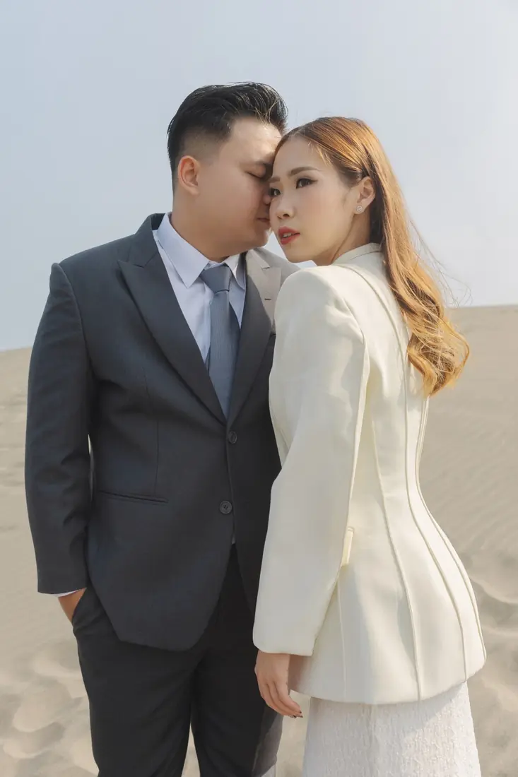 Irfan and Stephanie close together on a sand dune
